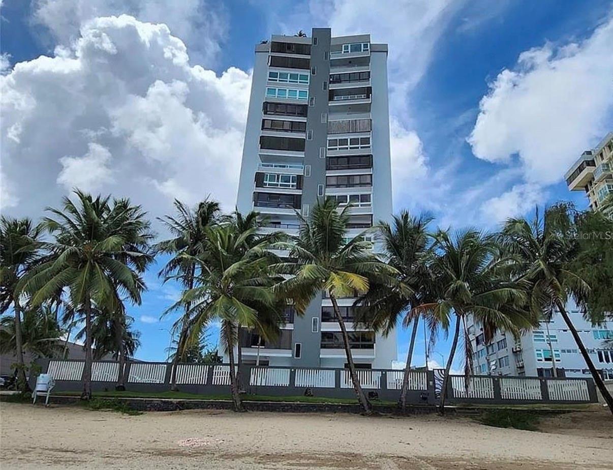 condominio de 3 habitaciones y 2 banos ubicado directamente frente a la playa en Isla Verde. Esta unidad luminosa y ventilada ofrece una sala de estar abierta, cocina y 3 dormitorios , ideal para relajarse después de un día bajo el sol. Disfruta de acceso privado directo a la arena y al mar, dentro de una comunidad segura con excelentes amenidades. Ubicado estratégicamente cerca de los mejores restaurantes, tiendas y vida nocturna de Isla Verde, y a solo minutos del aeropuerto y del Viejo San Juan, esta propiedad es perfecta como residencia principal, escapada vacacional o inversión. Vive el mejor estilo de vida caribeño frente al mar en una de las comunidades costeras más exclusivas de Puerto. Tiene 1 estacionamiento