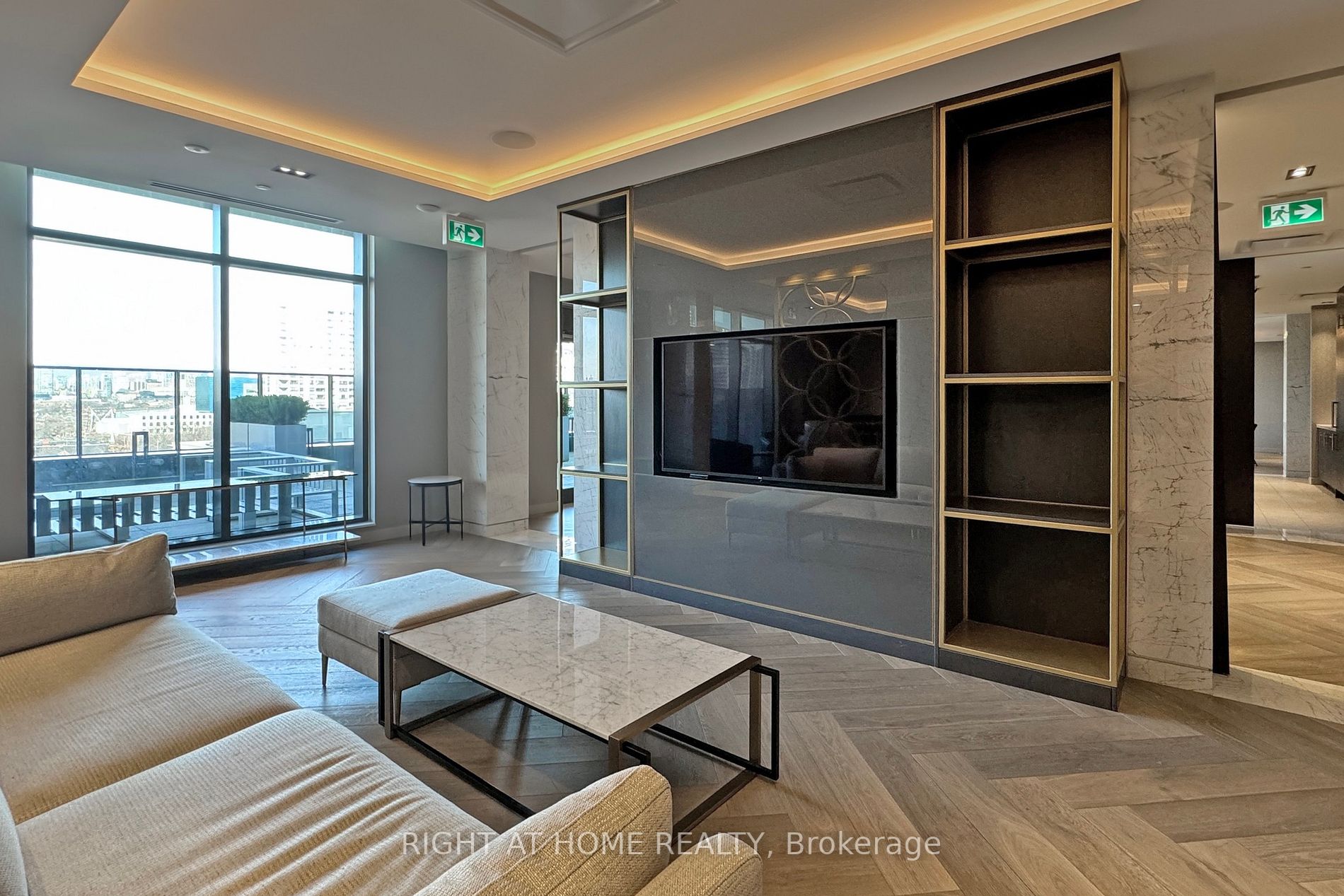 330 W Richmond St 209