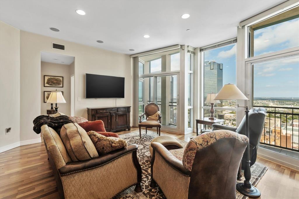 500 Throckmorton Street 2301