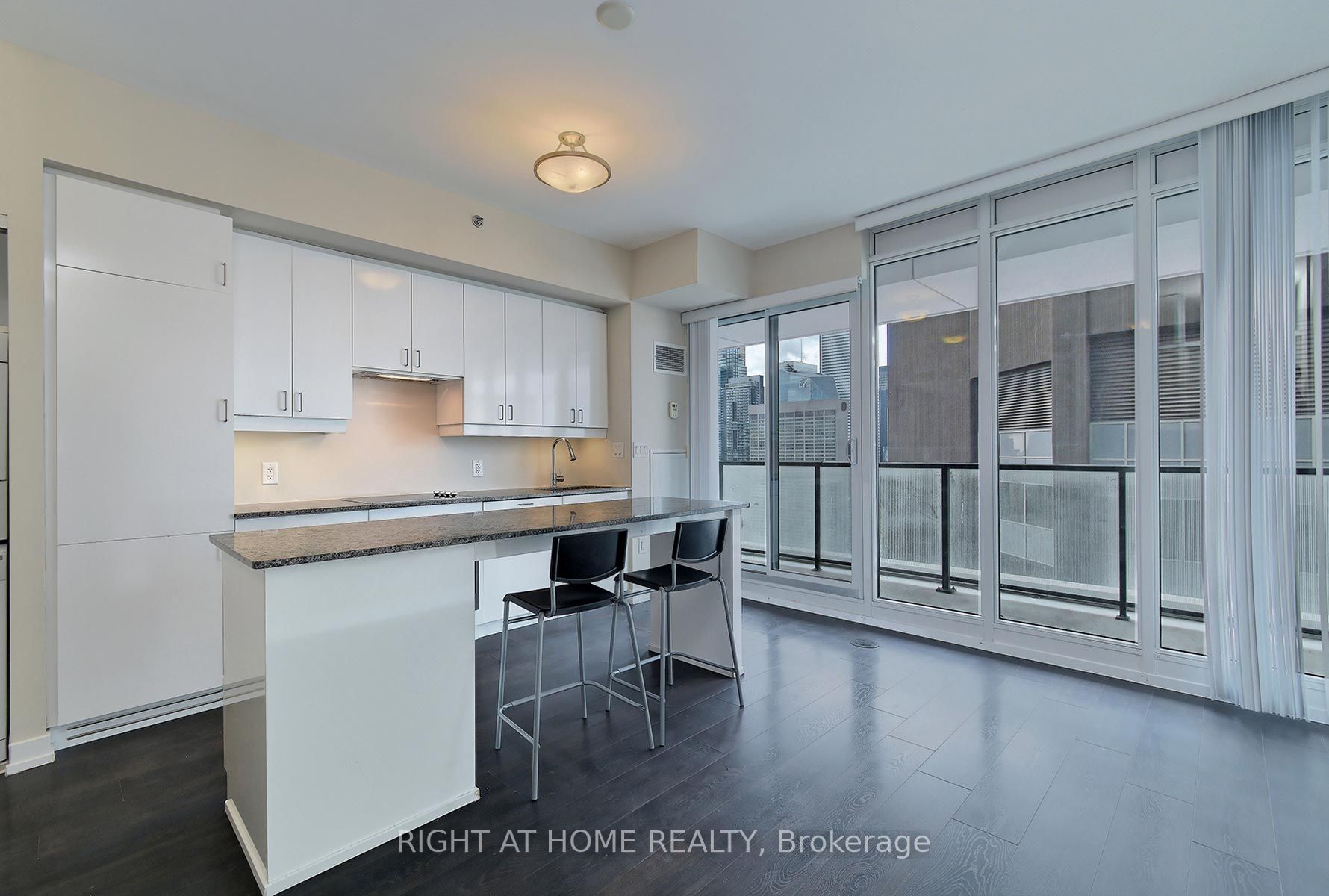 426 University Ave 3207