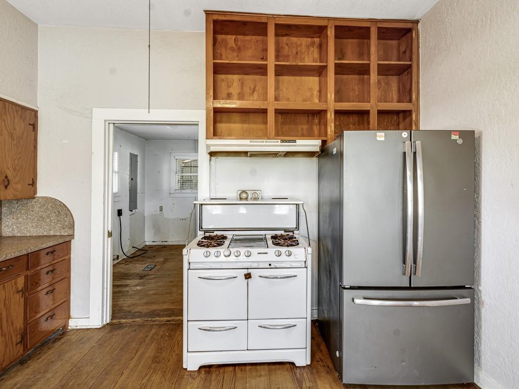 112 W Hackberry Street