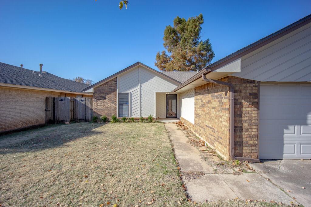 This 2-bedroom, 2-bathroom home offers a great mix of comfort and charm. It includes a bright sunroom, great for a second living area or plants. A fireplace in the main living room, and open concept living, dining, and kitchen area. Enjoy the comfort of carpet in the large bedrooms, and an oversized master en-suite bathroom with a double sink vanity and separate washroom. The fenced-in backyard provides privacy and a place for pets. Plus, the added convenience of included appliances. With a 2-car garage, you'll have plenty of storage and parking space. Located in a quiet neighborhood, this home is close to shops and schools, making it an ideal choice for anyone looking for a convenient and comfortable place to live