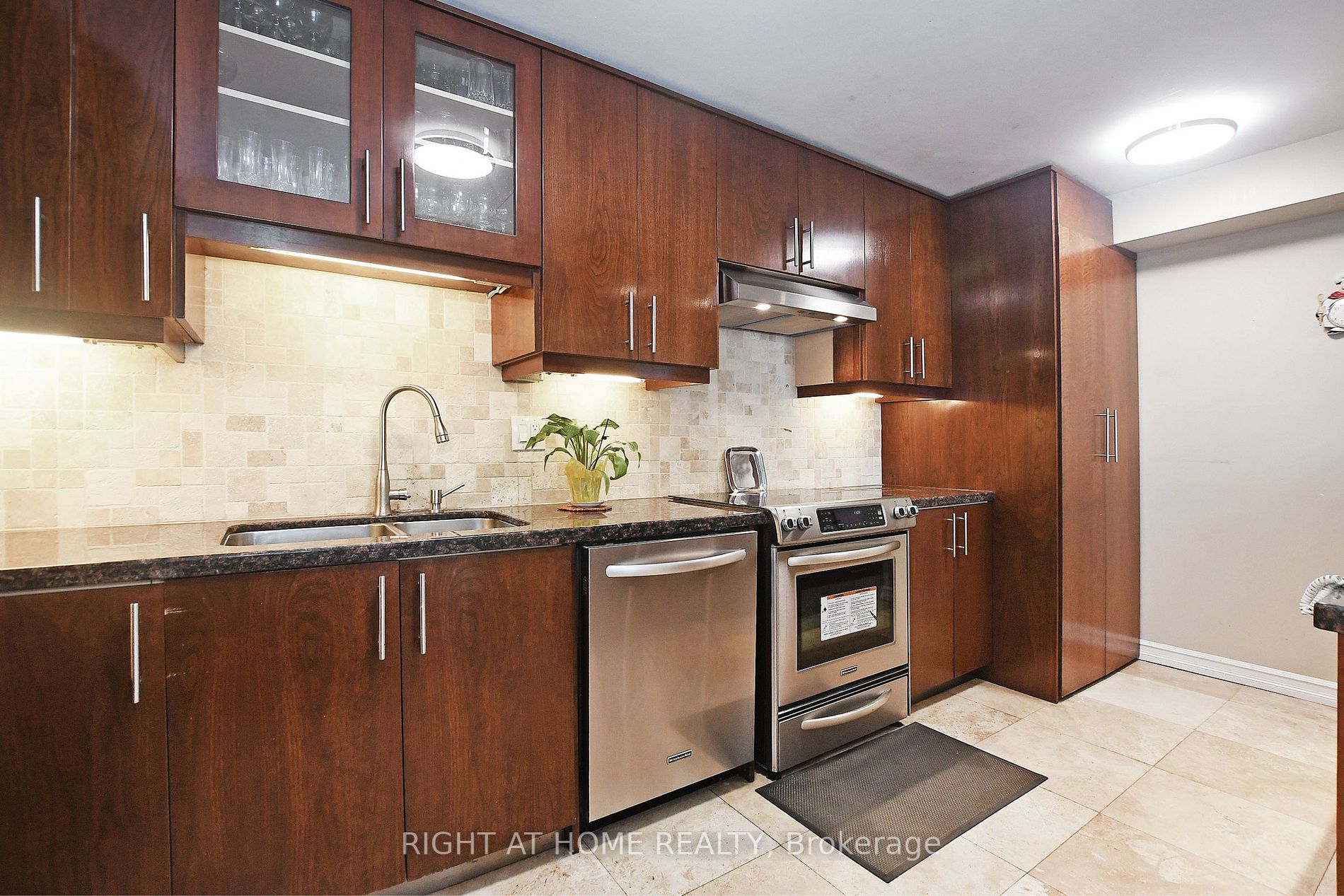60 Inverlochy Blvd 806