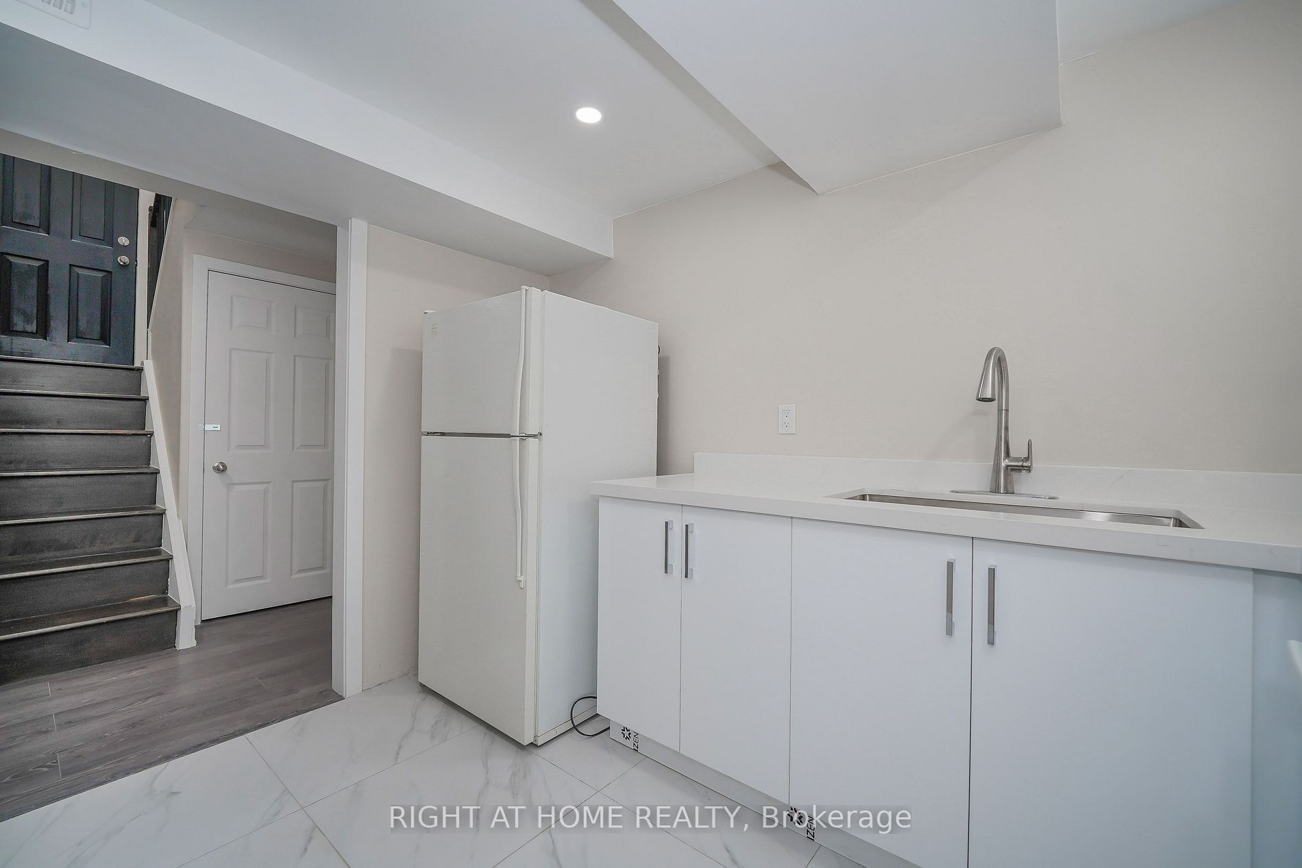 50 Coral Harbour Cres Unit B