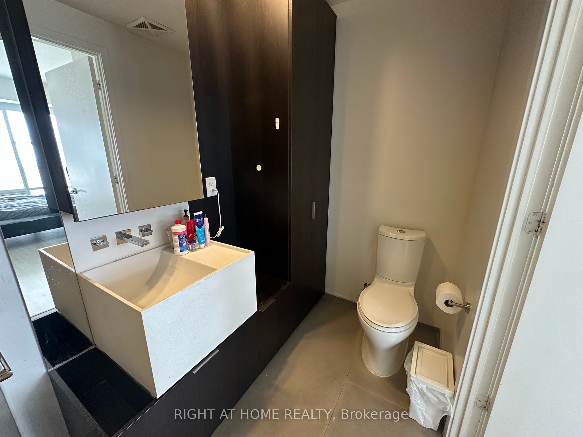 1 E Bloor St 5907