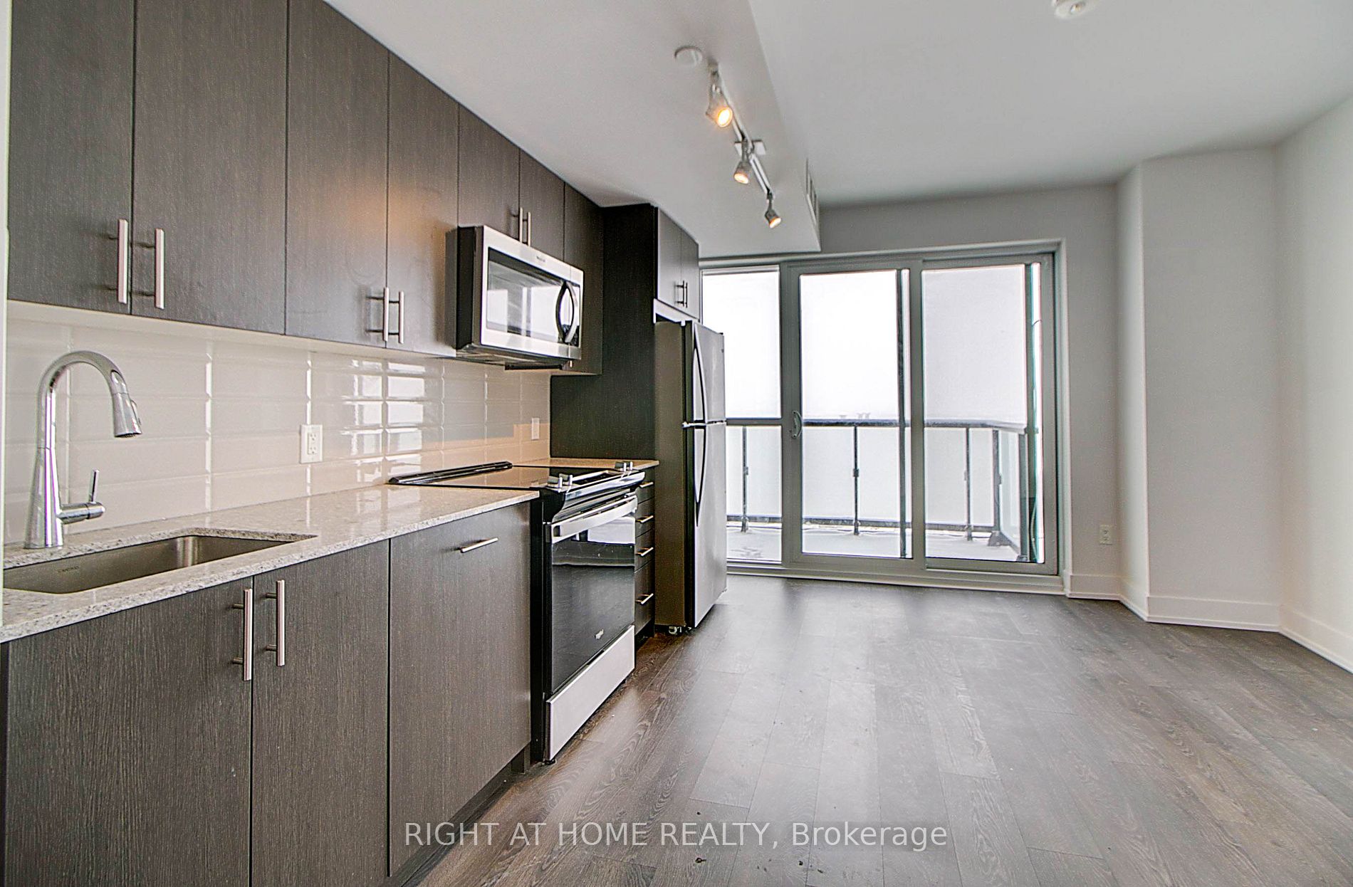 2550 N Simcoe St 2407