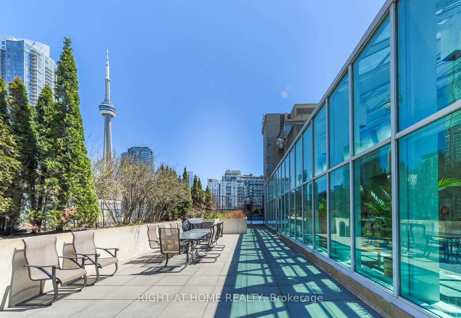 480 W Queens Quay 402W