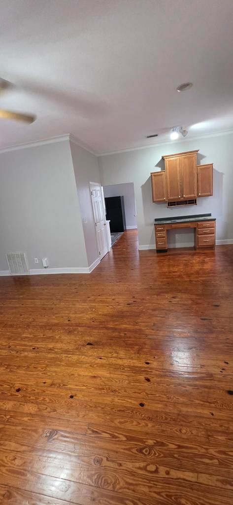 Large loft apartment in Downtown Cairo!!!! The Apartment has it all, large living room and kitchen, two very large bedrooms and two bathrooms. One bathroom can oly be described as "luxury". Right downtown above Dog Tags, and across from the Police department, it offers convenience and privacy. At 975$ per month, its a bargain. No pets//no smoking.