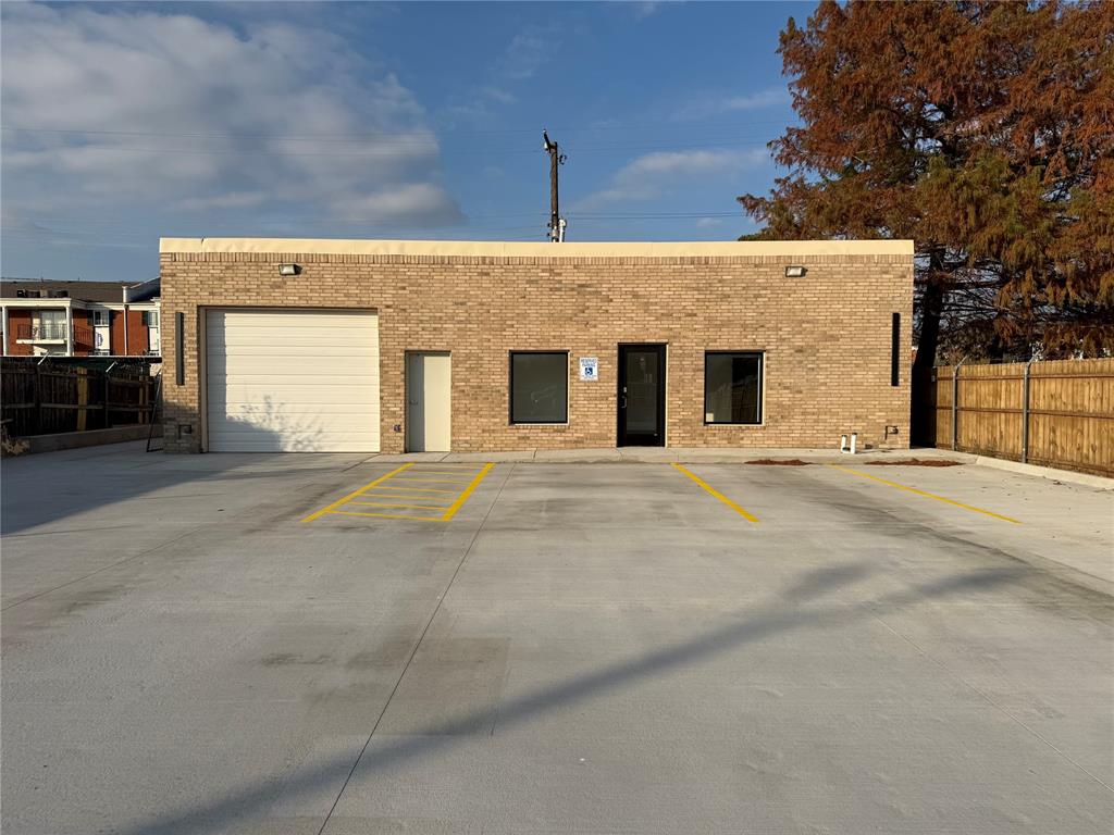 NEWLY BUILT COMMERCIAL BUILDING LOCATED IN THE HEART OF THE NW 39TH ST IN OKLAHOMA CITY FOR SALE OR (FOR LEASE $4500), ZONIGN-C3 WITH SPUD THAT ALLOWS TO SALE CAR. THIS PROPERTY OFFERS ENDLESS POSSIBILITIES SUCH AS RETAIL, OFFICE, CAR LOT, TIRE SHOP....
