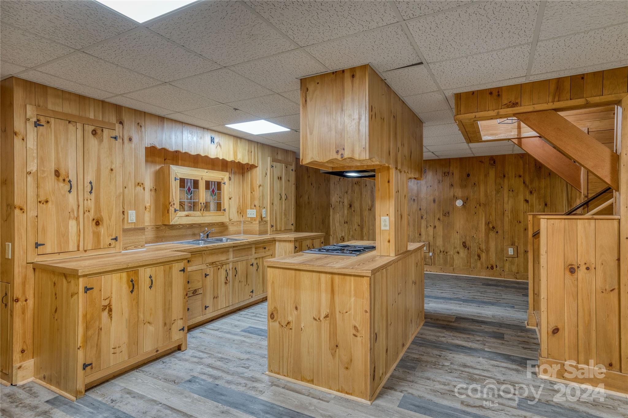 304 Tomlinson Court NE