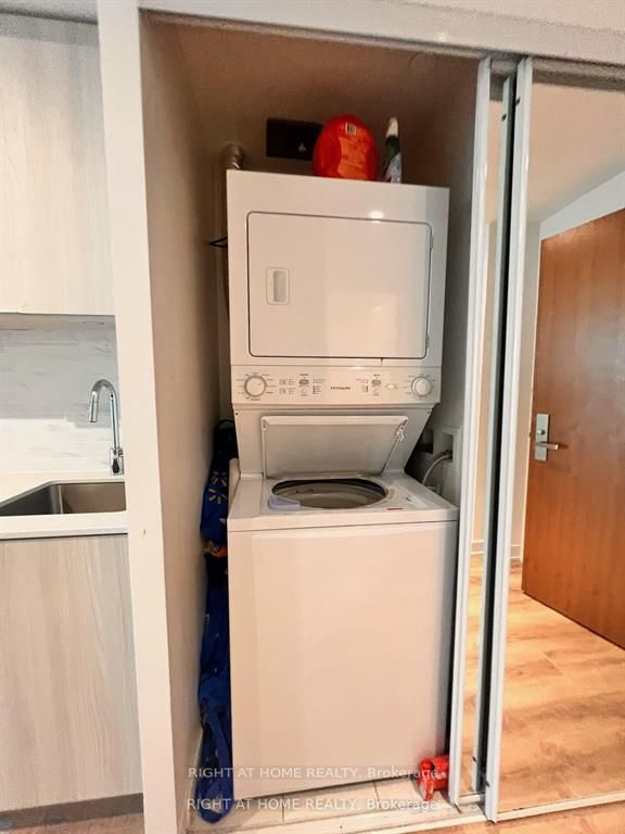 15 E Queens Quay St 708