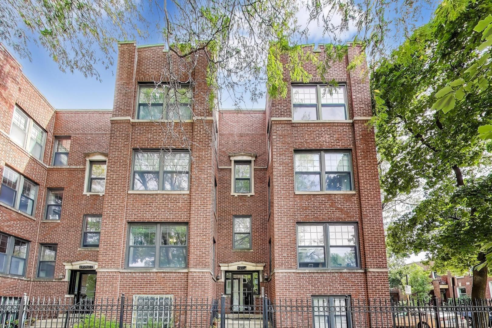 Spacious corner condo in a vintage Lincoln Square building featuring a large living room with a sunroom, an eat-in kitchen, and a back deck perfect for grilling. It offers in-unit laundry, central A/C, and hardwood floors throughout. The kitchen is a great size with a pantry and stainless steel appliances. Updates include: furnace 2022, washing machine 2024, hot water heater 2025. Building improvements: new roof, tuckpointing and back deck work. The building provides additional storage, including bike storage, and is pet-friendly. Easy Street parking. Enjoy everything Lincoln Square has to offer, from fantastic restaurants and shops to the Old Town School of Music, Welles Park, and the nearby Brown Line stations at Rockwell or Western, all within walking distance!