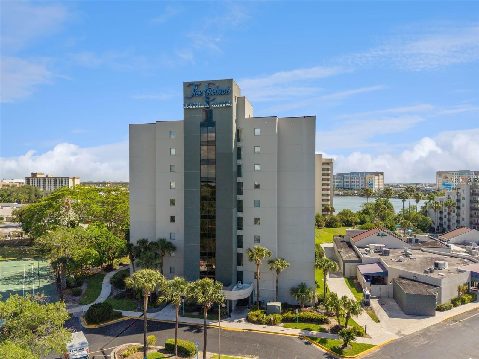 Excelent unit in a perfect location, close to Universal Studios and Epic Universal Park.Available for AIRBNB and VRBO excellent return on investment.The building is open to short term rentals no restrictions.Just 20 minutes drive from Disney and just a few steps from International Drive,Sea World and Convention center perfect for all the attractions .Electronic Key for easy showing.