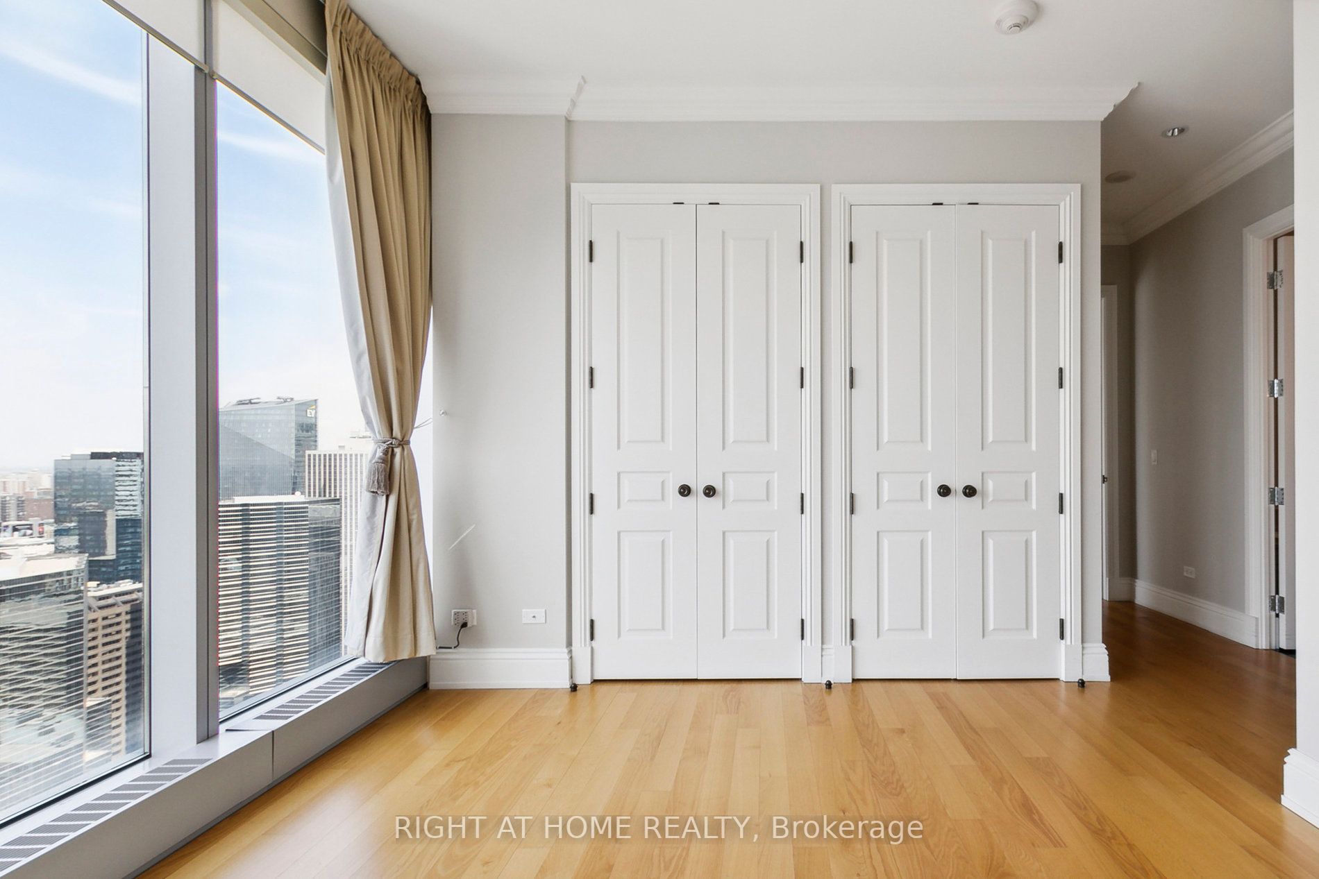 183 W Wellington St 3902