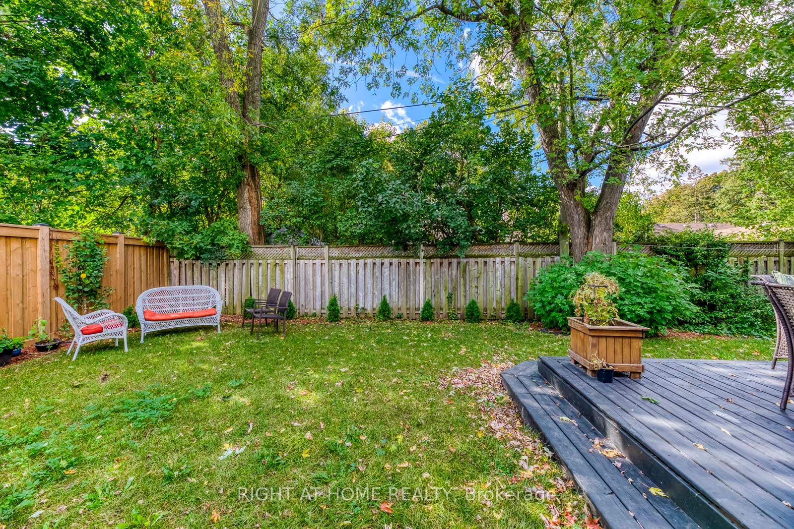 5 Saunders Cres