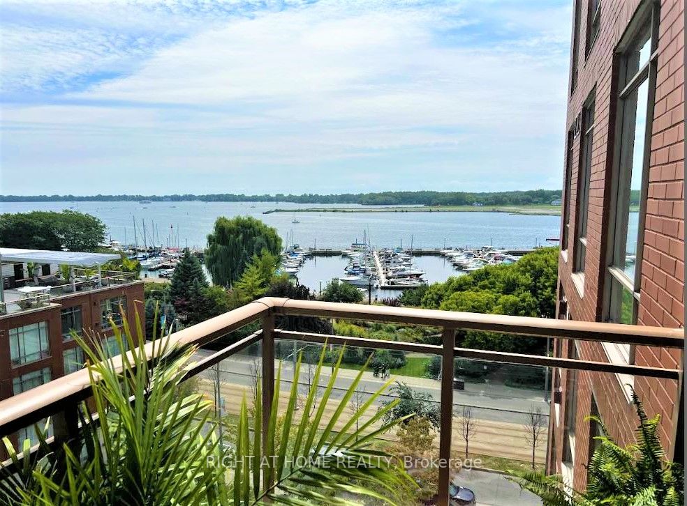 500 W Queens Quay 808W