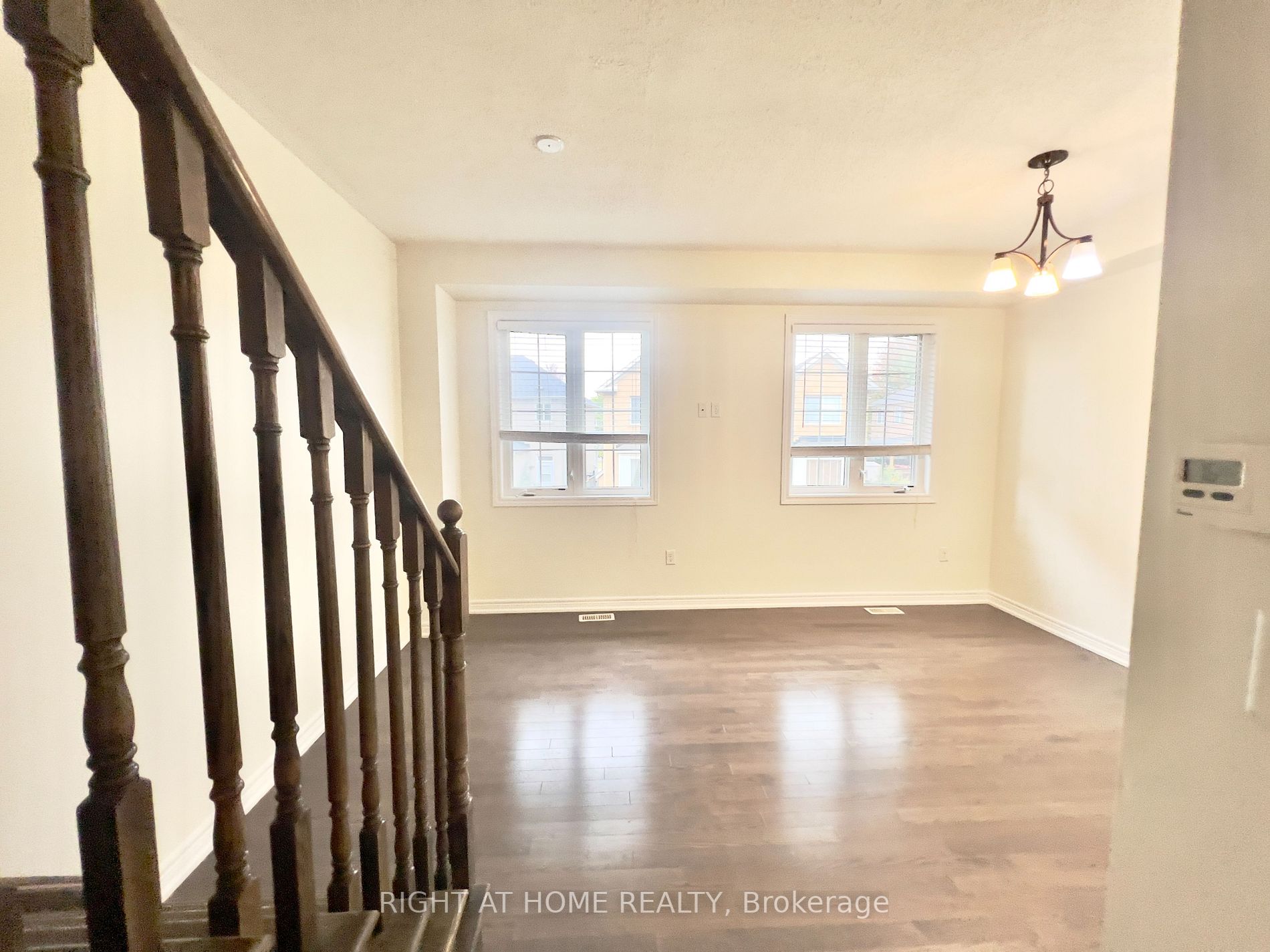1352 E Granrock Cres