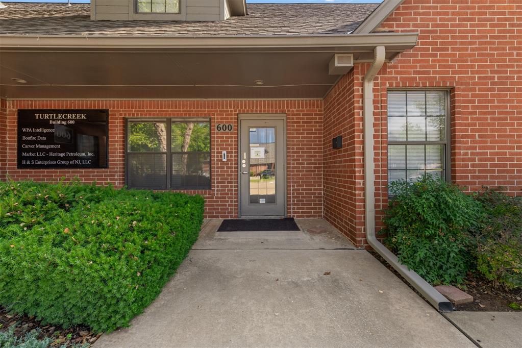 Suite C has 4 offices and a small break area and two areas that can be used as receiption or other things as needed.