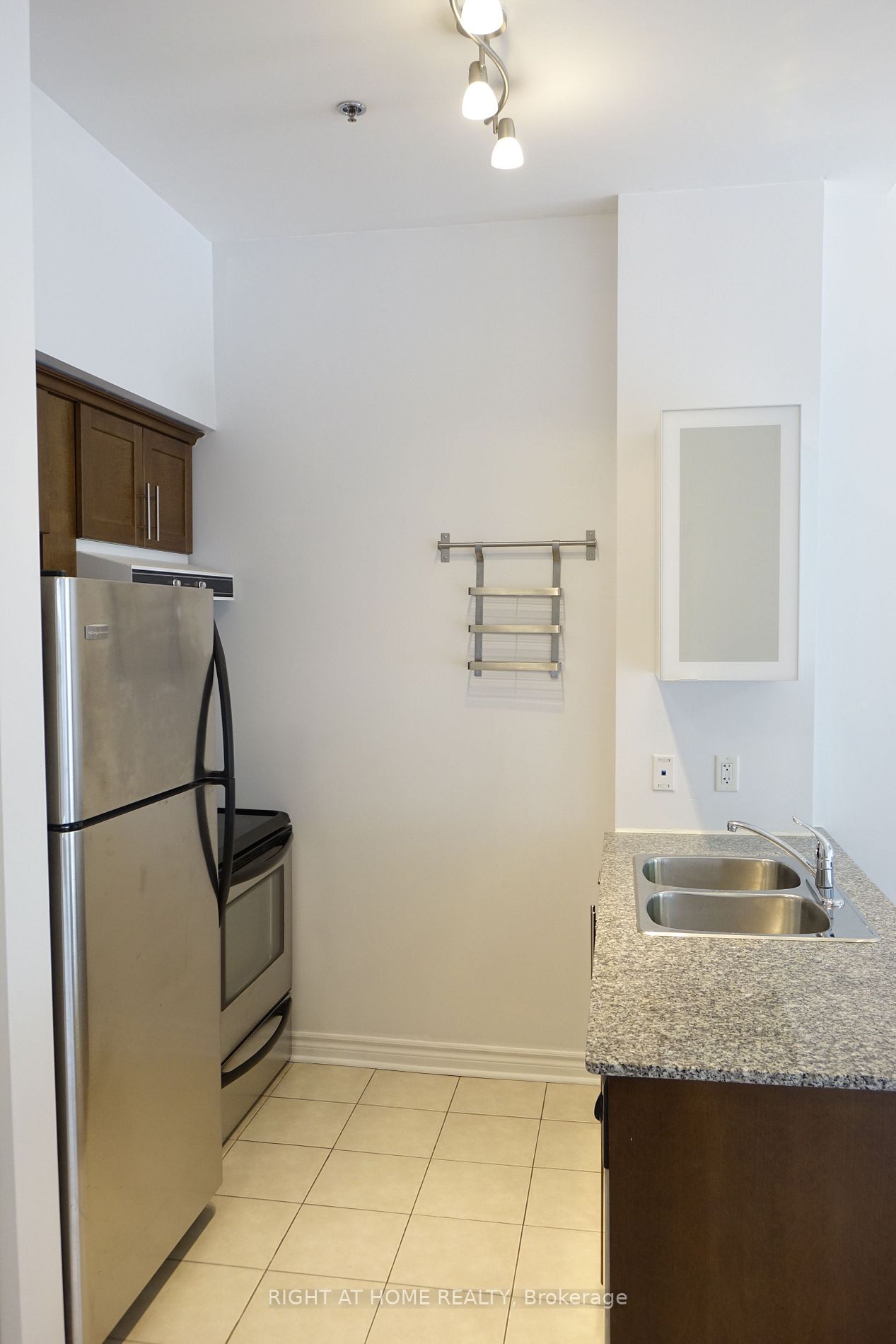 11 Christie St St 101