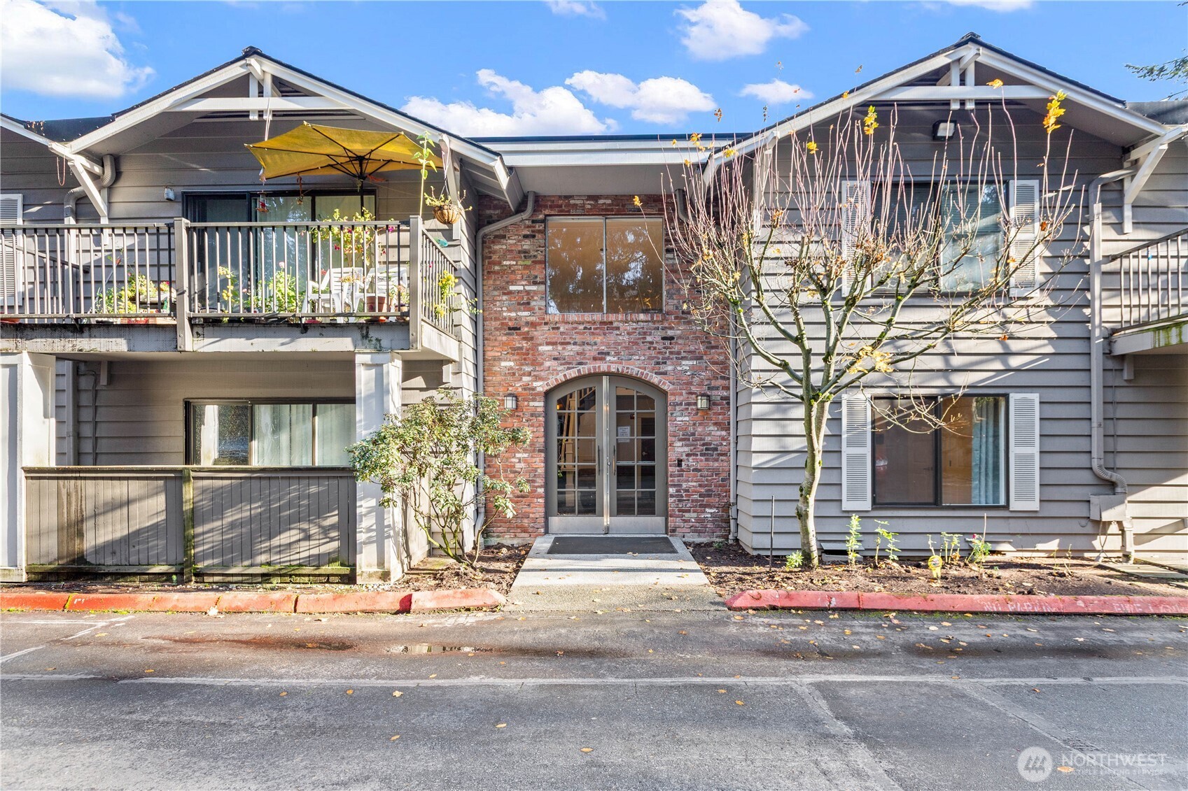 Beautifully updated Edmonds condo with level entry and parking right at your doorstep! This fully remodeled unit features stunning quartz countertops, designer tile backsplash, high-end LVP flooring and brand-new stainless steel appliances. Fresh paint, updated lighting, contemporary fixtures, and generous closet space plus an additional storage locker. Amenities include two assigned parking spaces, community pool, meticulously maintained grounds. Ideally located near transit, shopping, dining and medical services with quick I-5 access for easy commuting. Pet-friendly with restrictions and no rental cap—perfect for owners or investors seeking flexibility. Don't miss this rare opportunity to own a turnkey condo in Edmonds!