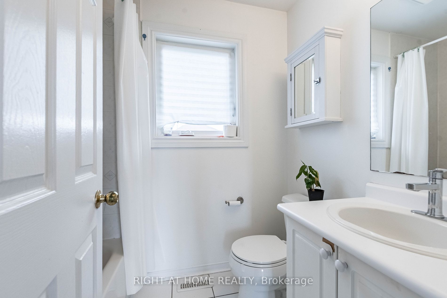 5579 Whitehorn Ave Upper