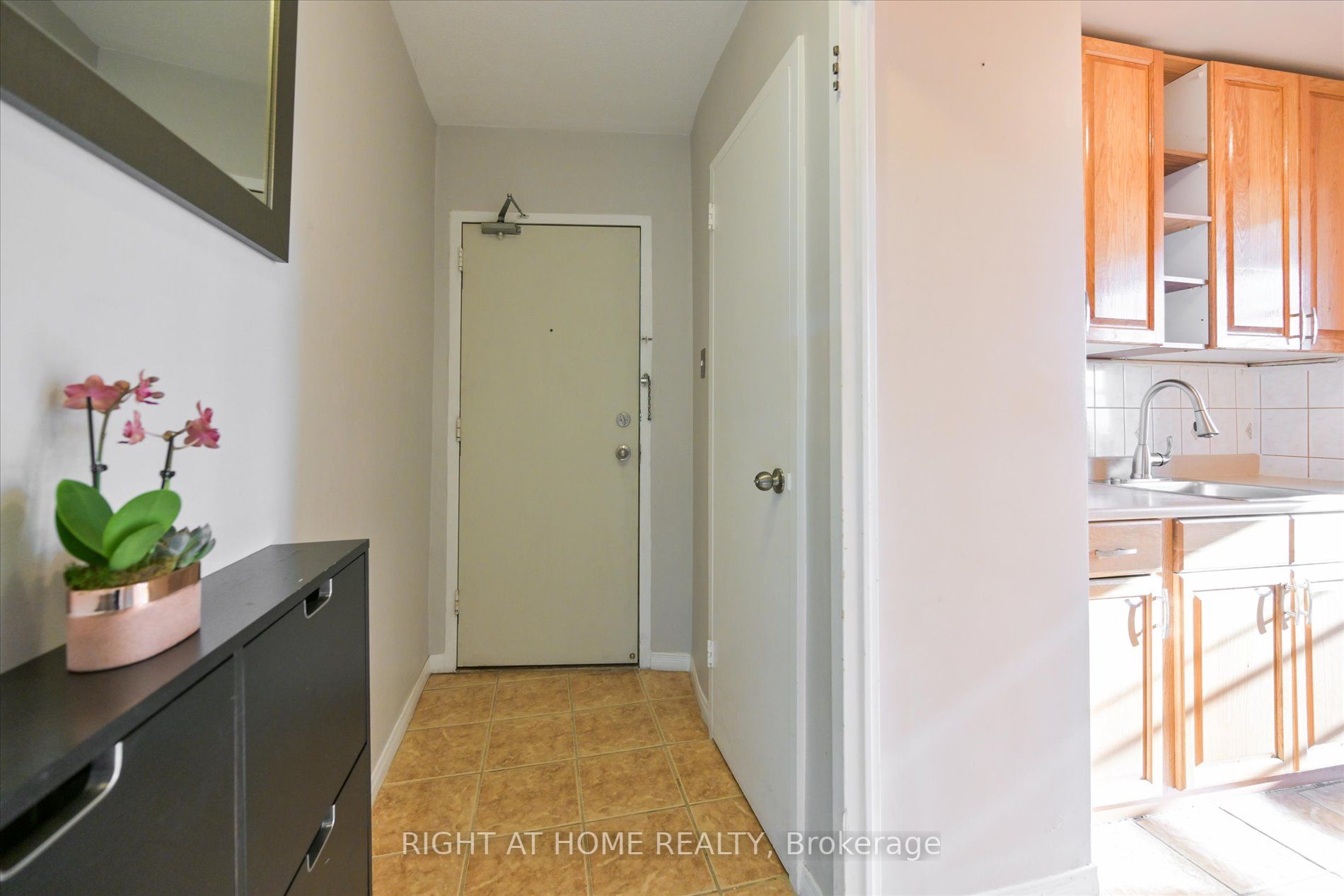 3105 Queen Frederica Dr 905