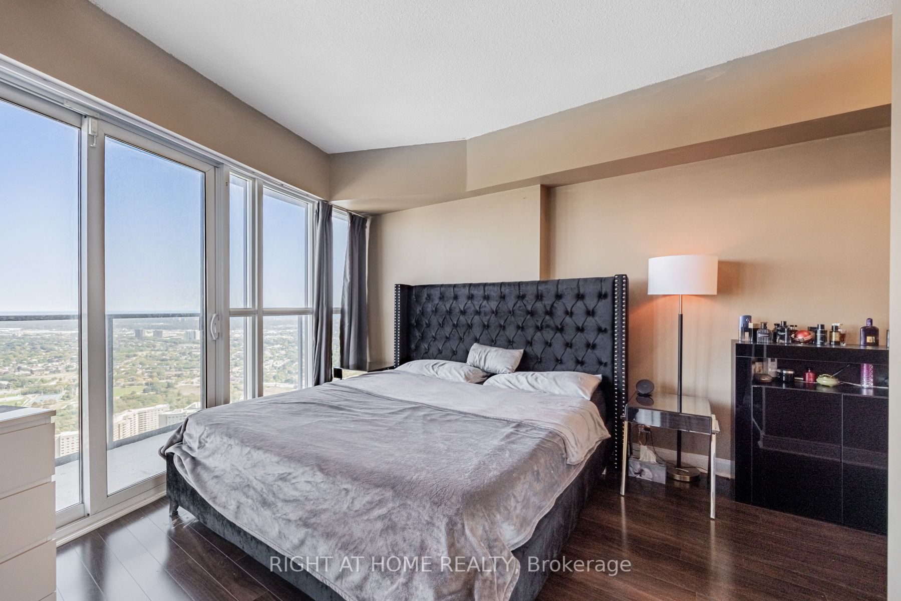 60 Absolute Ave 5208