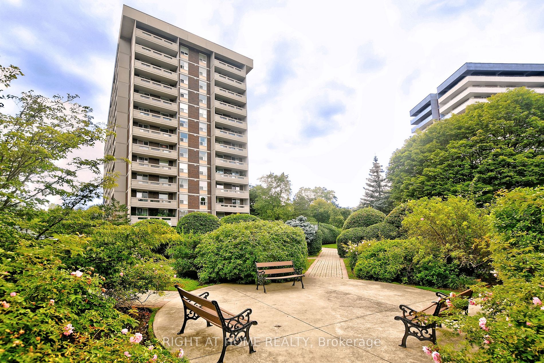 60 Inverlochy Blvd 806