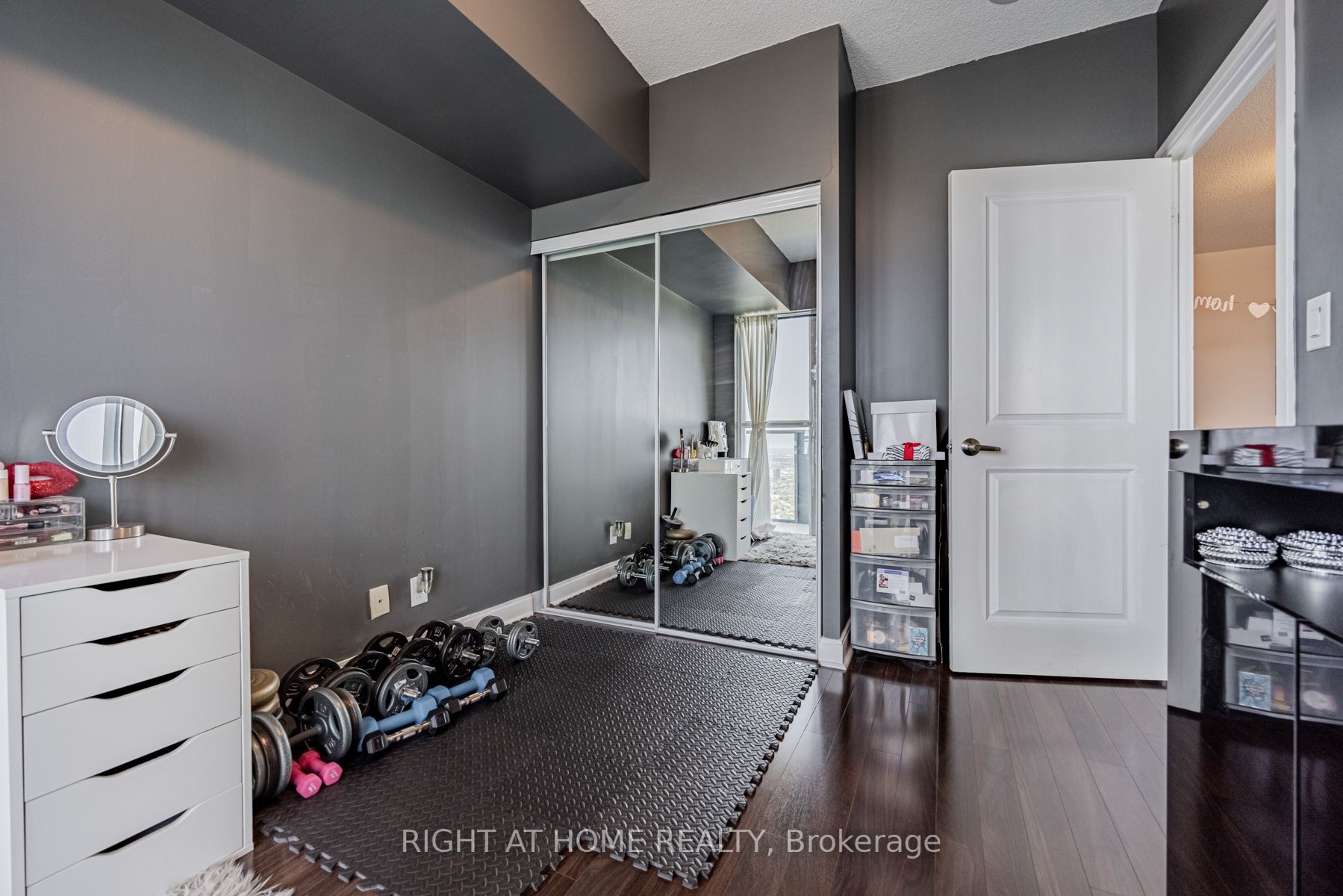 60 Absolute Ave 5208