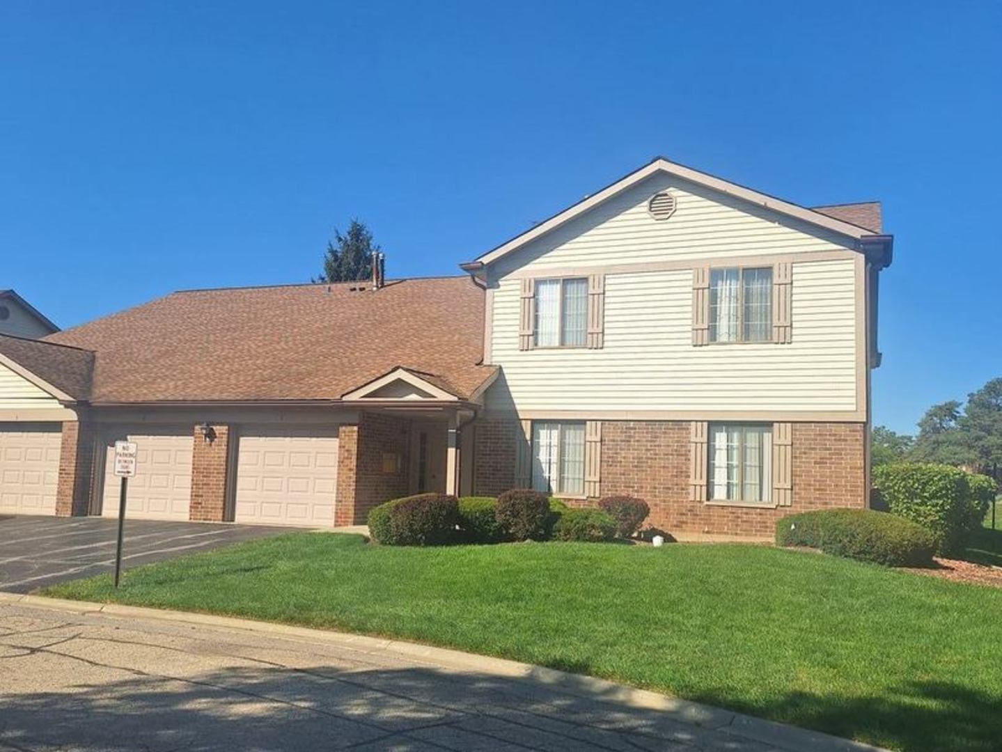 RARE 3 BEDROOM / 2BATH UNIT IN DESIRABLE PHEASANT TRAIL!! SPOTLESS READY TO MOVE IN! SPECIAL FEATURES AND UPDATES INCL.: NEW CARPET THROUGH-OUT! STONE FIREPLACE! REMODELED BATHS!  EAT-IN KITCHEN WITH BEAUTIFUL HICKORY CABINETS! NEWER REFRIGERATOR AND DISHWASHER! NEW A/C! DUCANE FURNACE! BRADFORD WHITE HWH! NEW WINDOWS! LARGE PRIMARY WITH HUGE BATHROOM AND WALK-IN CLOSET AND MORE!  A MUST SEE!