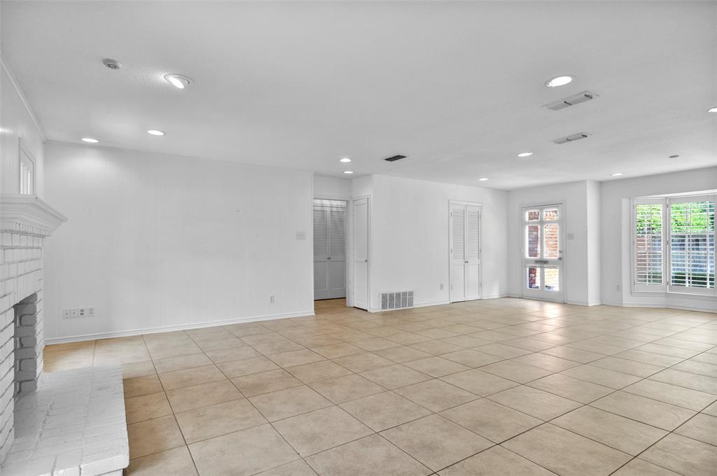 1 STORY INDIAN CREEK CONDO. 2 BEDROOMS, 2 FULL BATHS, 2 DINING AREA , LARGE LIVING AREA WITH BUILT-INS.  WATER AND ELECTRICITY INCLUDED.