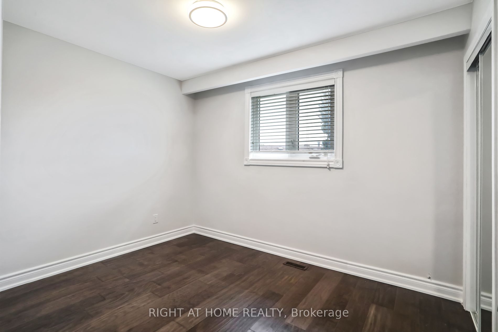 16 Kingsdown Dr Upper