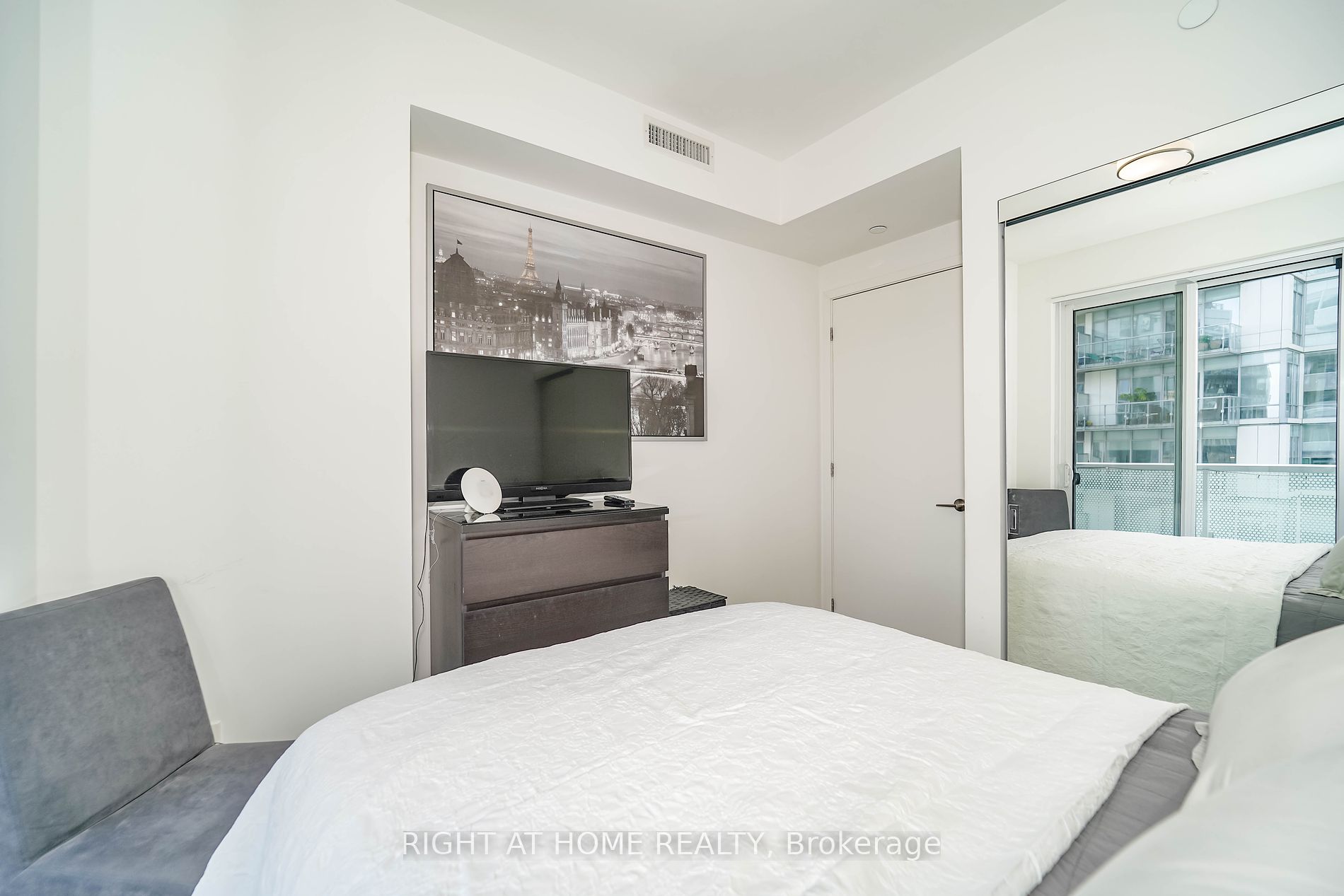 15 E Queens Quay 707