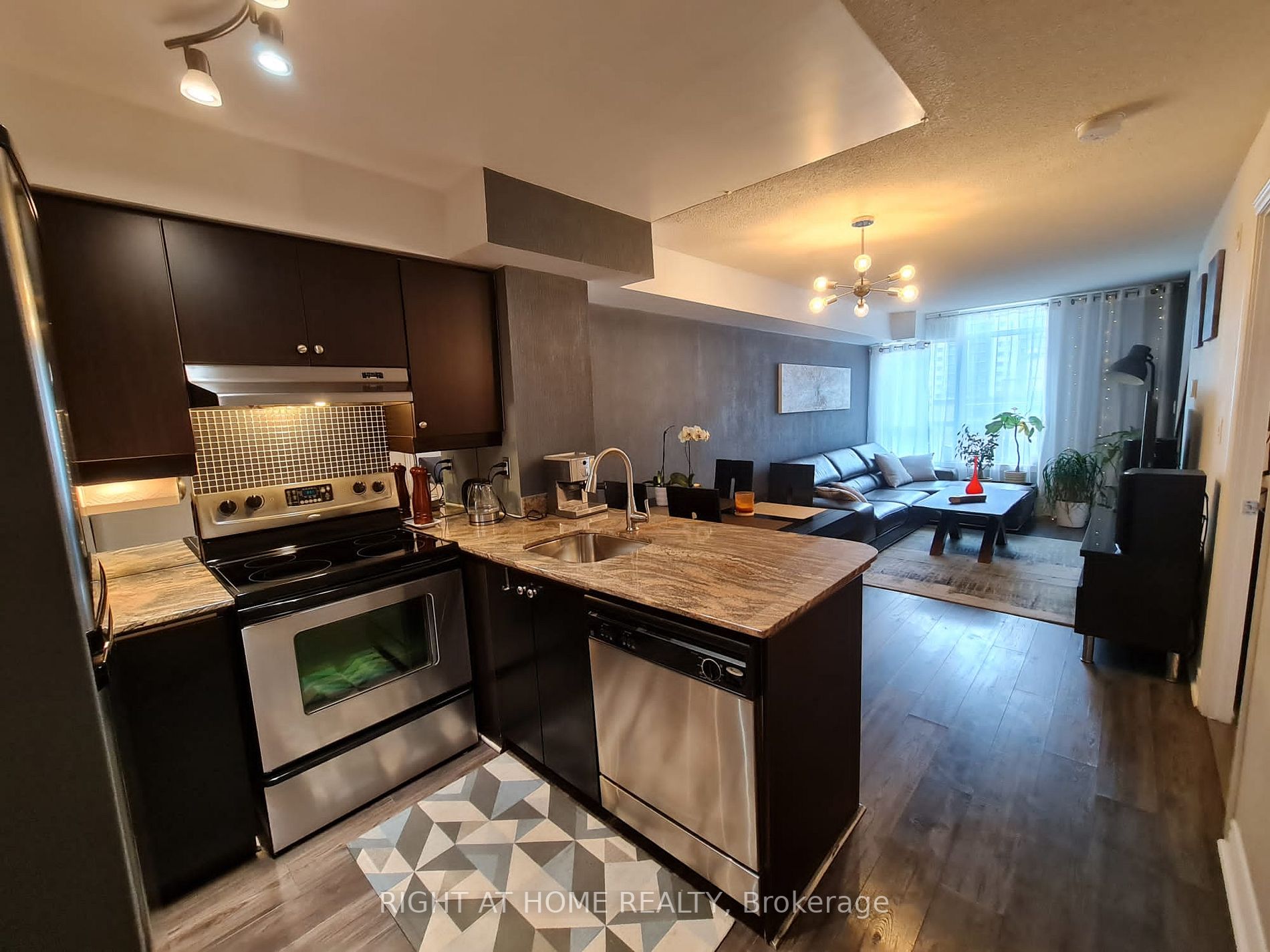 225 E Wellesley St 809
