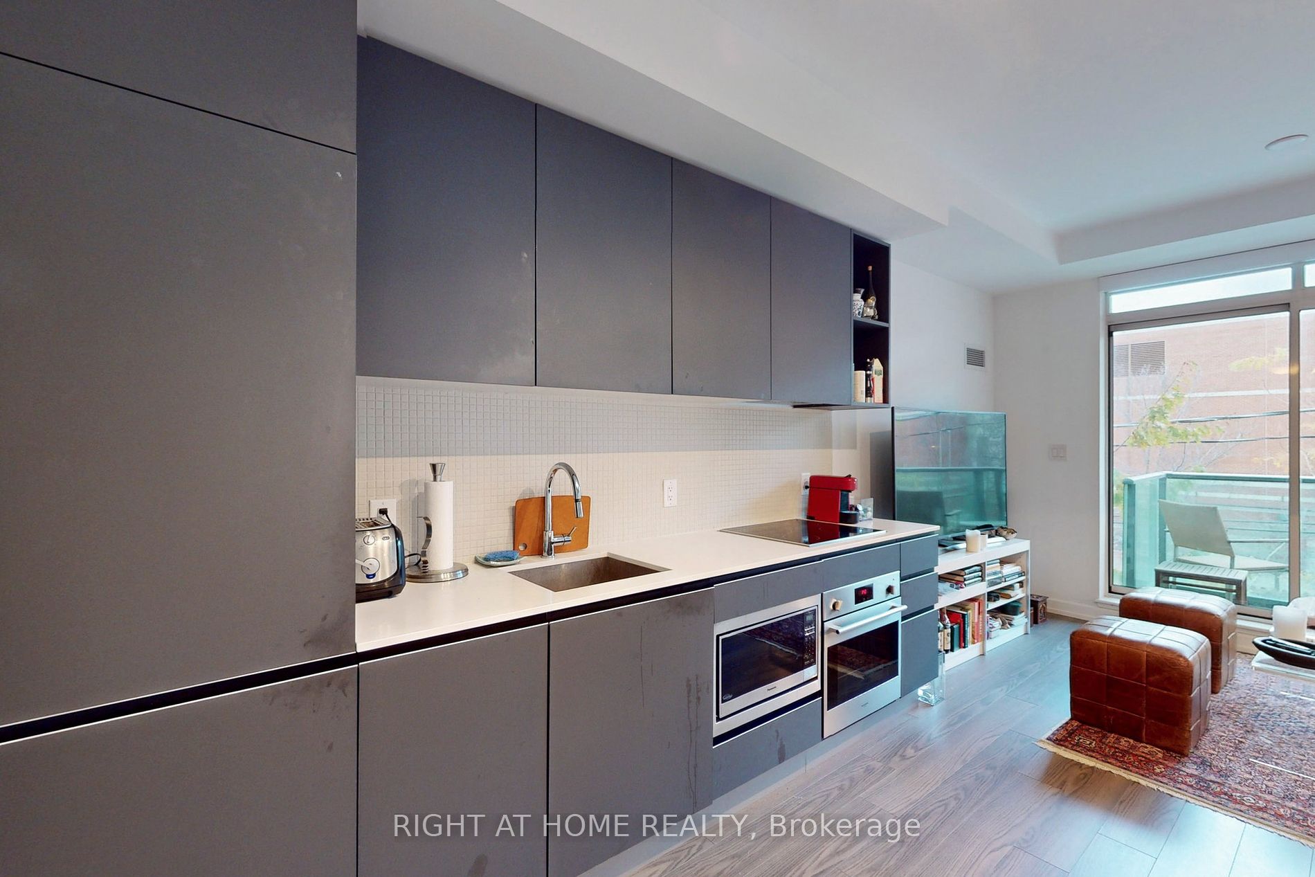 377 Madison Ave 207