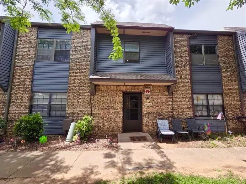 Nice 1 bedroom 1 bath condo.  Close to OU, shopping and cart.  HOA pays for outside building maintenance and pool.