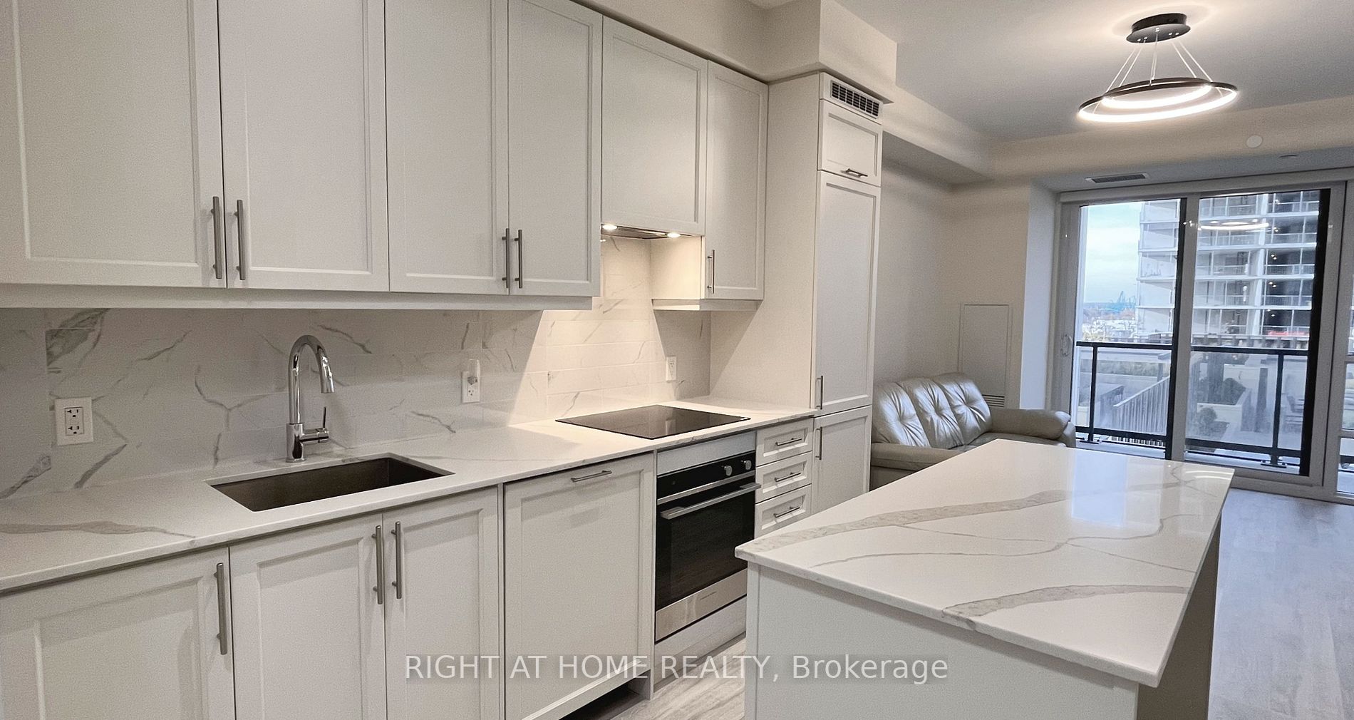 9085 Jane St 811