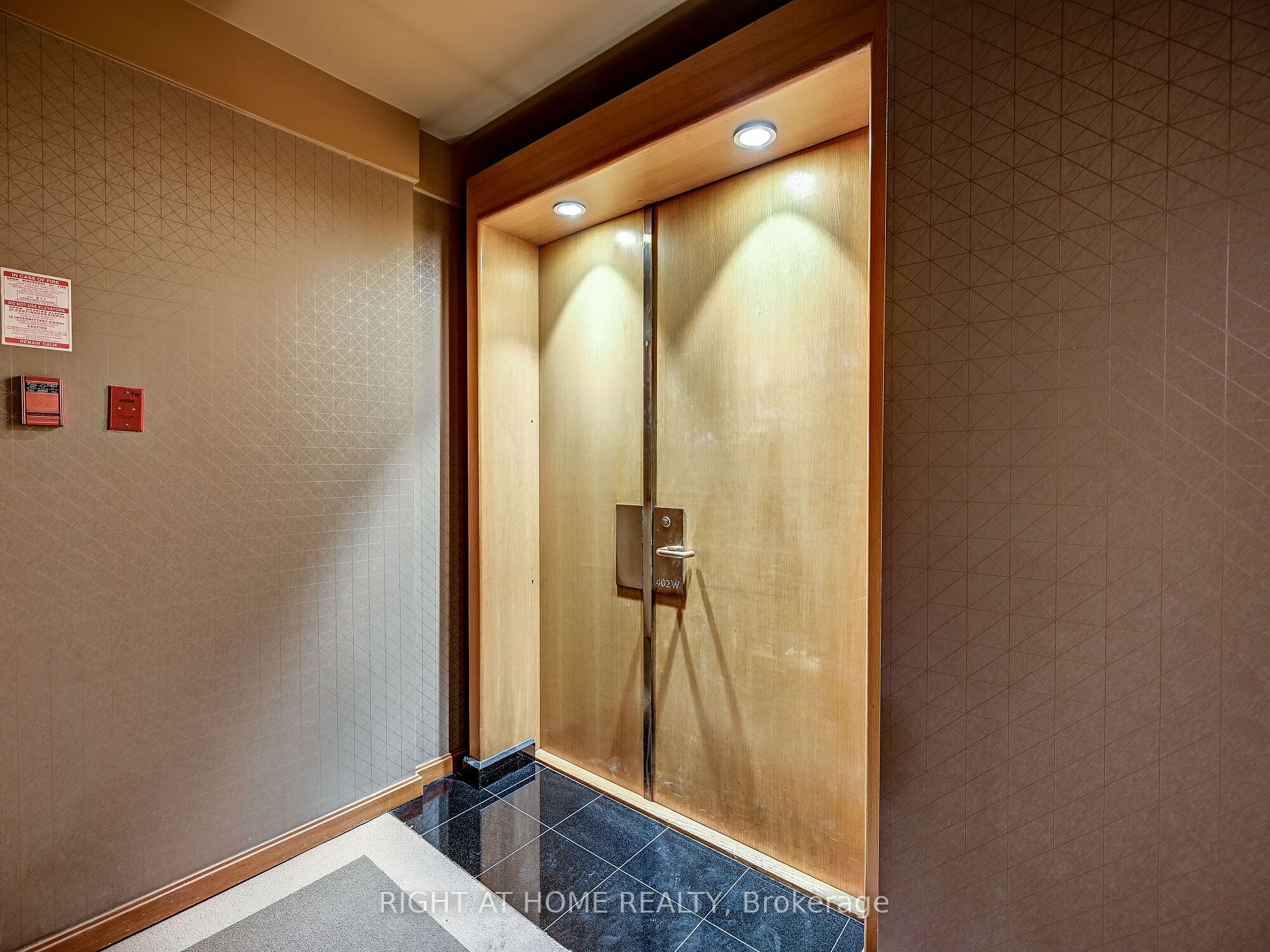 480 W Queens Quay 402W