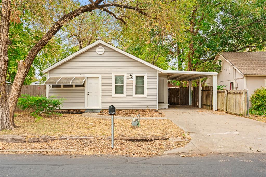 Clean and cute in core Norman. This 2 bed, 1 bath home with wood flooring features a newly added heating system and updates including vinyl siding, light fixtures, and appliances. Several flex spaces and a 12 x 16 insulated building behind the home with a washer/dryer and storage/workshop. This home is perfect for investment opportunity, but also move in ready! 415 S Carter Ave is 1.8 miles (about a 5-minute drive) from the University of Oklahoma campus.