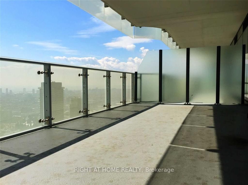 1 E Bloor St 5704