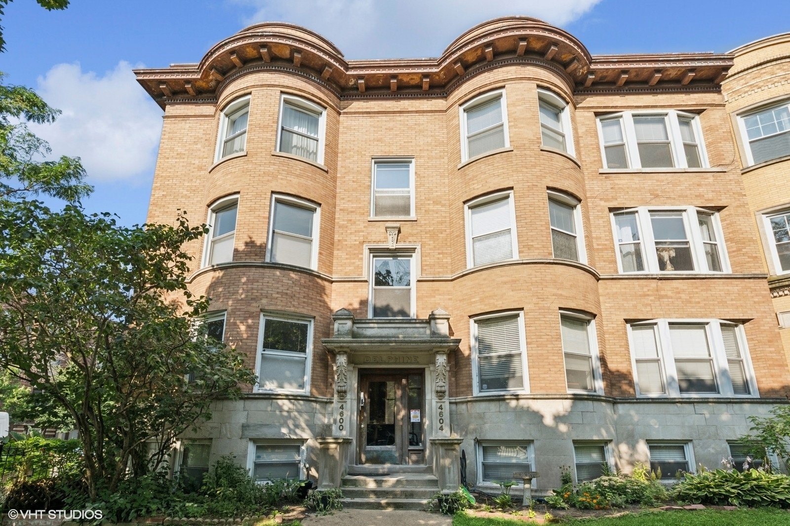 Bright and beautifully updated top-floor unit in a vintage Sheridan Park 6-flat. This sun-filled penthouse offers refinished hardwood floors throughout, in-unit side-by-side laundry, and central air. The kitchen has been modernized with quartz countertops, a stainless farmhouse sink, stylish backsplash, new lighting, and fresh paint. Enjoy morning light through bay windows and a cozy deck space that's perfect for plants or a quiet moment outside. Both bedrooms are generously sized. One includes a custom Elfa closet system, while the second comes with a built-in Murphy bed and desk setup that stays with the home. Additional perks include extra storage and low HOA fees. Building is 100% owner-occupied with no rental units. 2023 taxes $4,082.99 with Homeowner Exemption. Please view 3D tour to get a full appreciation of this wonderful home.