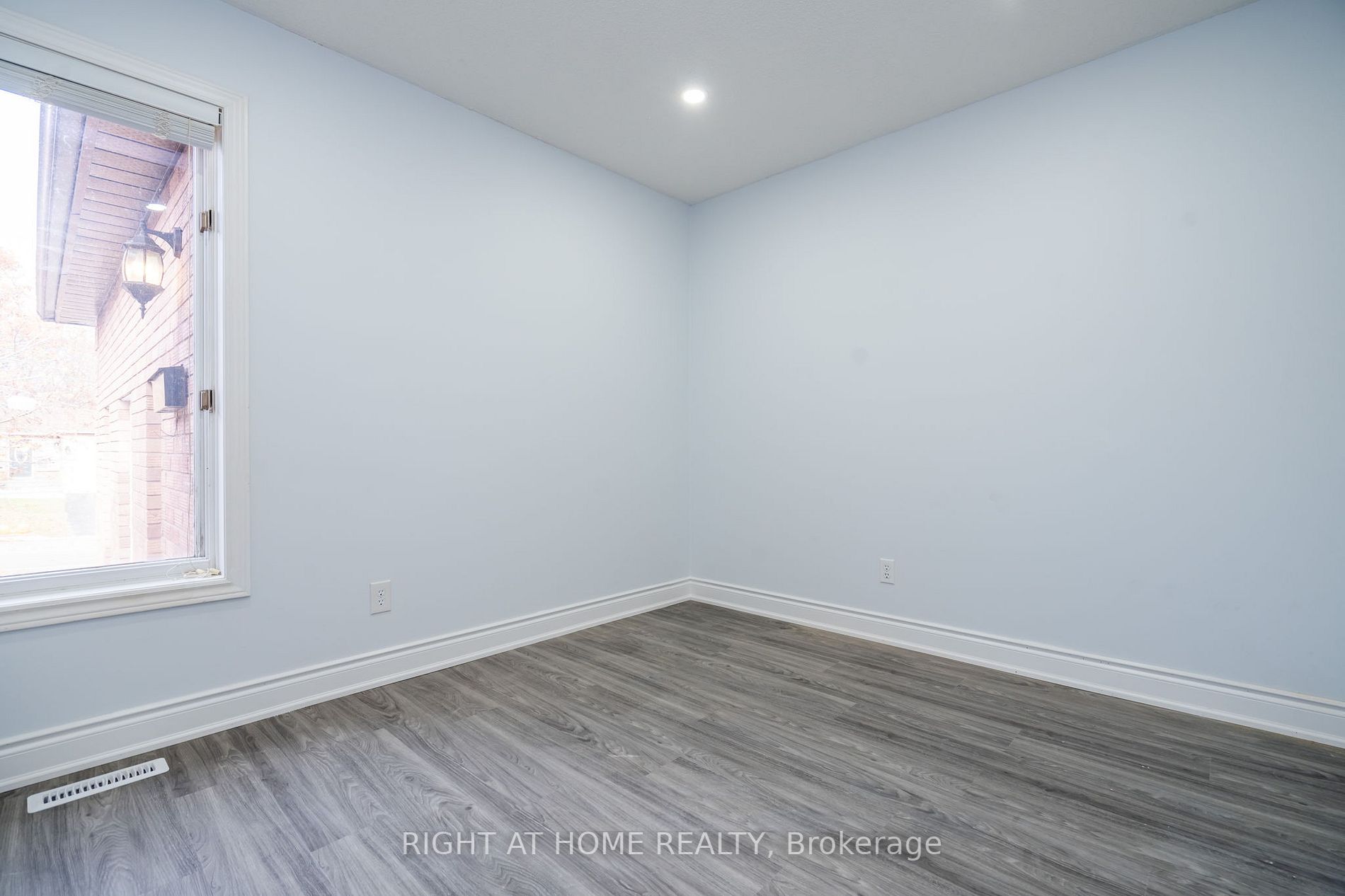 1052 Dina Cres
