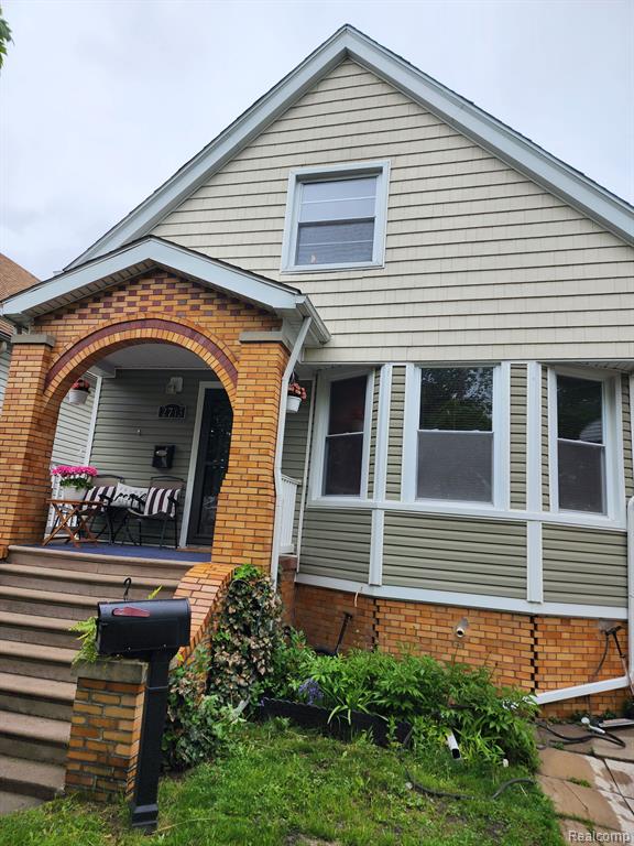 Welcome to 2713 Trowbridge,   a beautifully renovated 4-Bedroom home with an addition one  in Basement  in the Heart of Hamtramck!
– a spacious and fully updated this Colonial ( 2 storied) home blending historic charm with modern finishes. This stunning 4-bedroom, 2 bath residence features over 2,000 sqft  of comfortable living space, including a finished basement with extra rooms—perfect for guests, a home office, or a rec room.