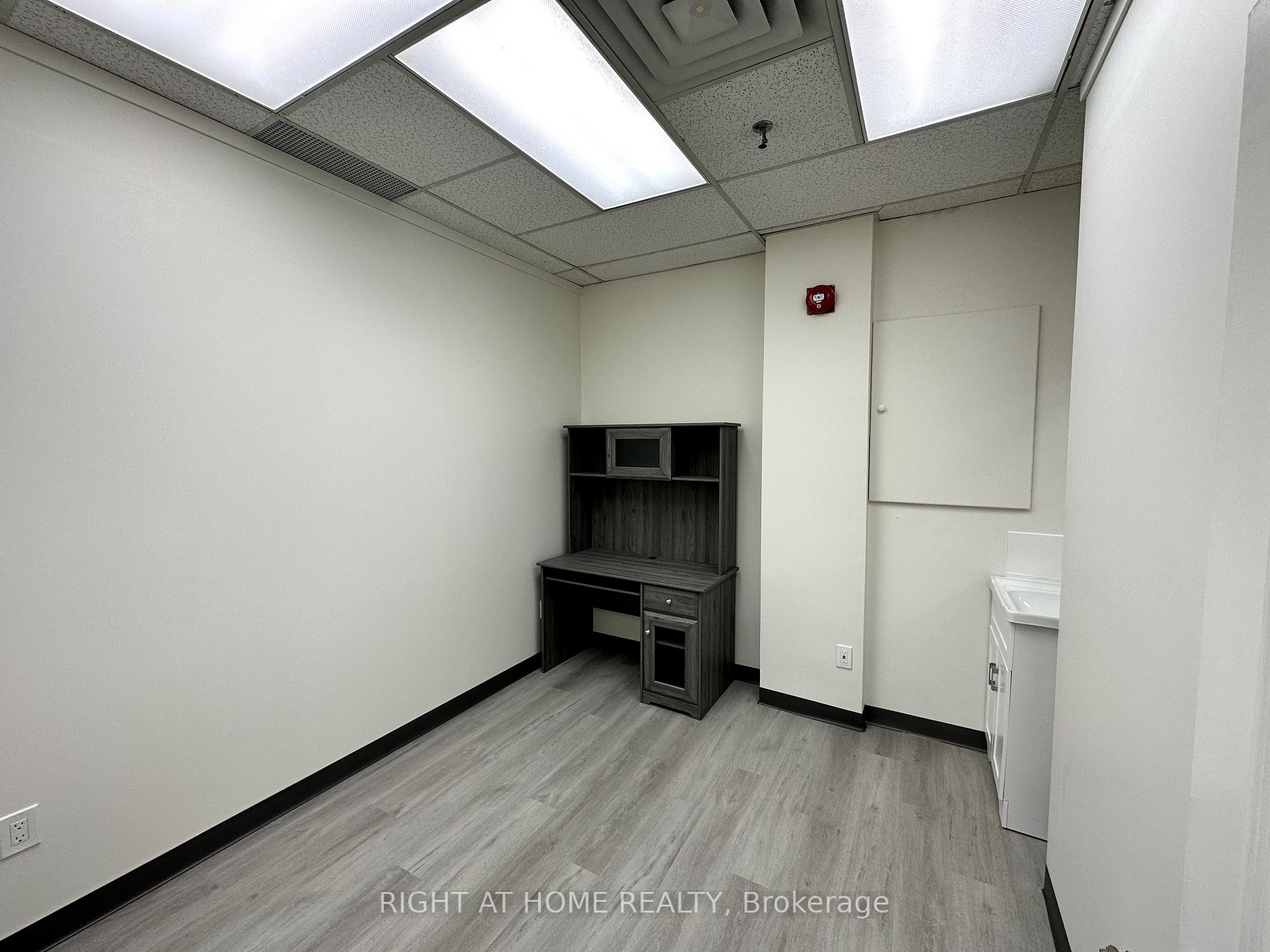 7131 Bathurst St 102-R2
