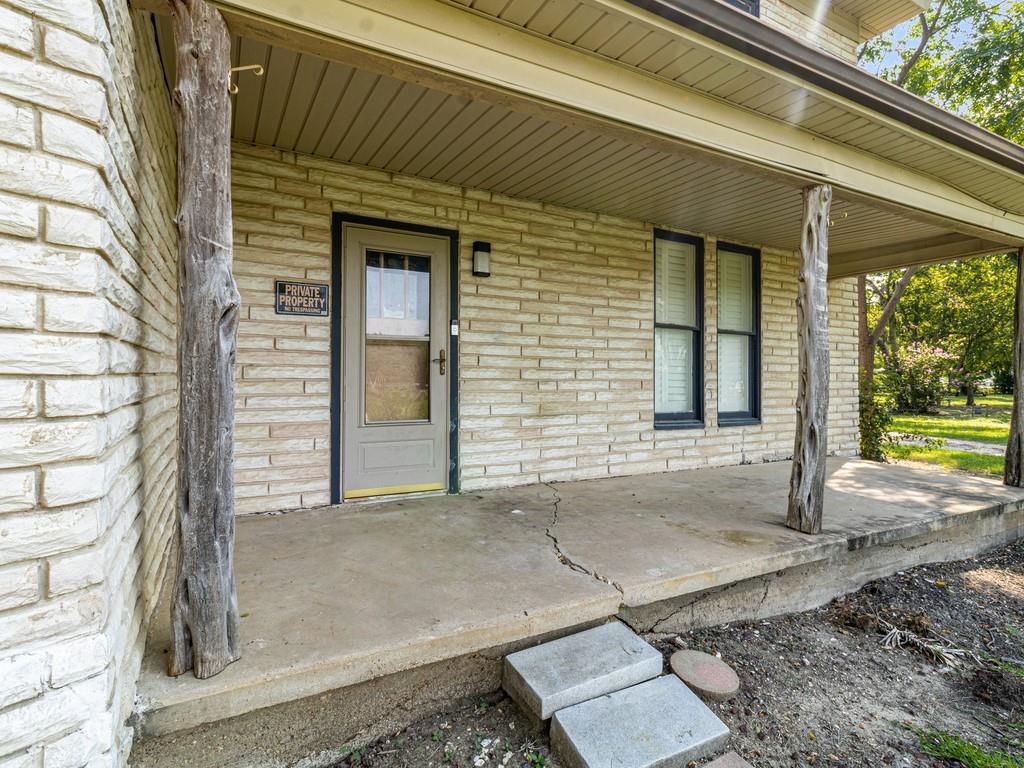 112 W Hackberry Street