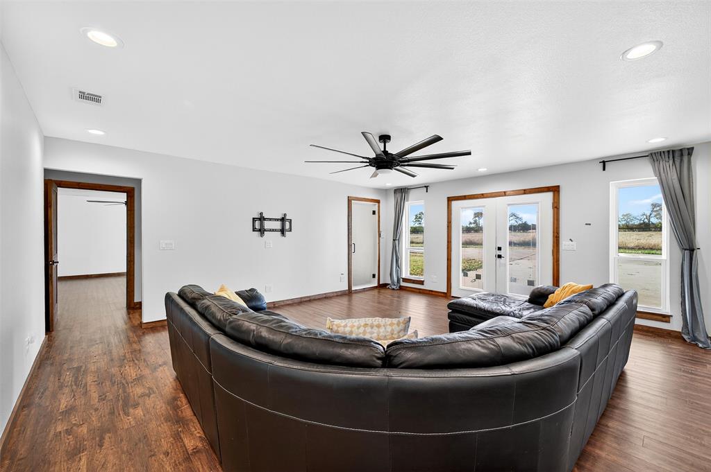 616 E Bells Boulevard