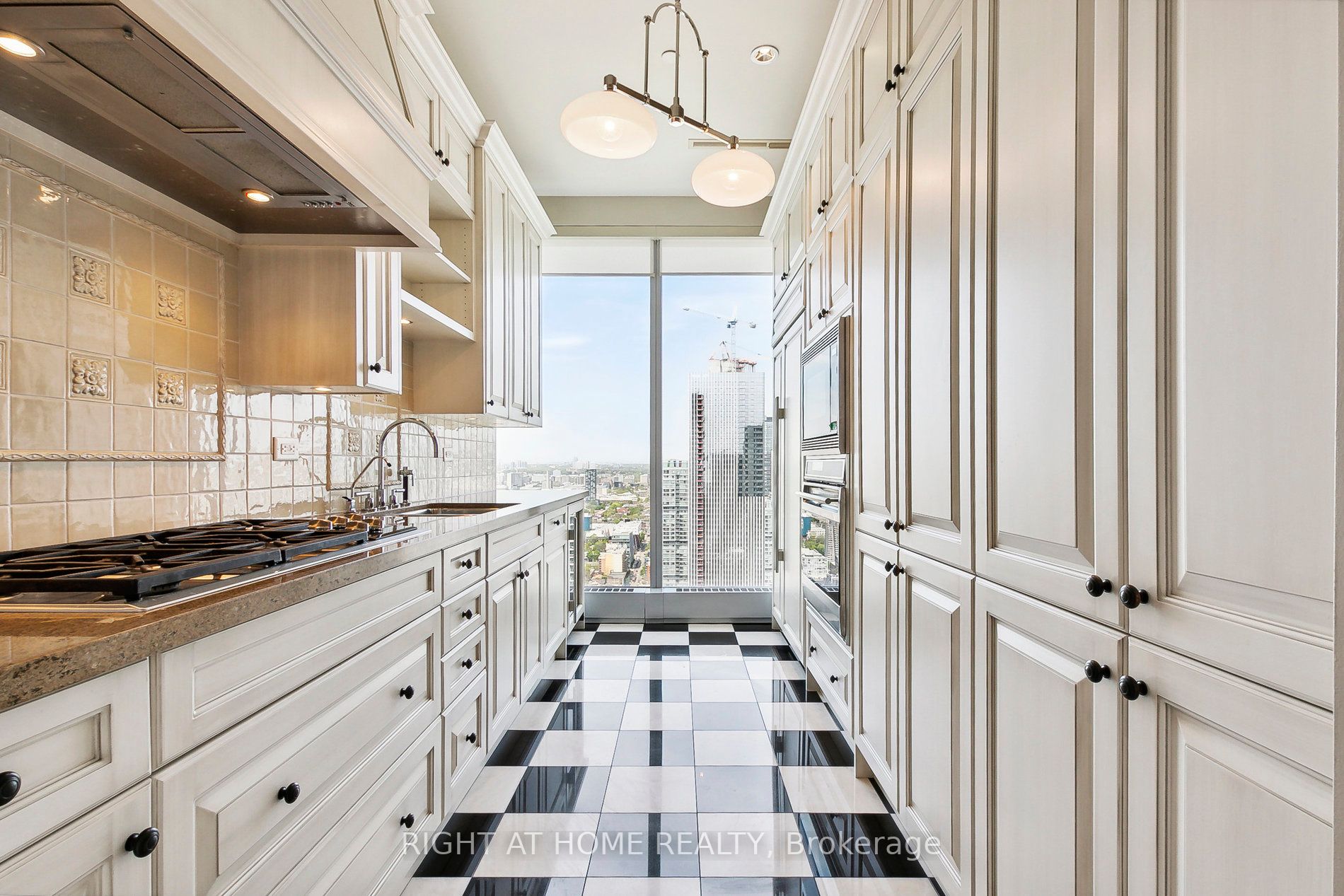 183 W Wellington St 3902