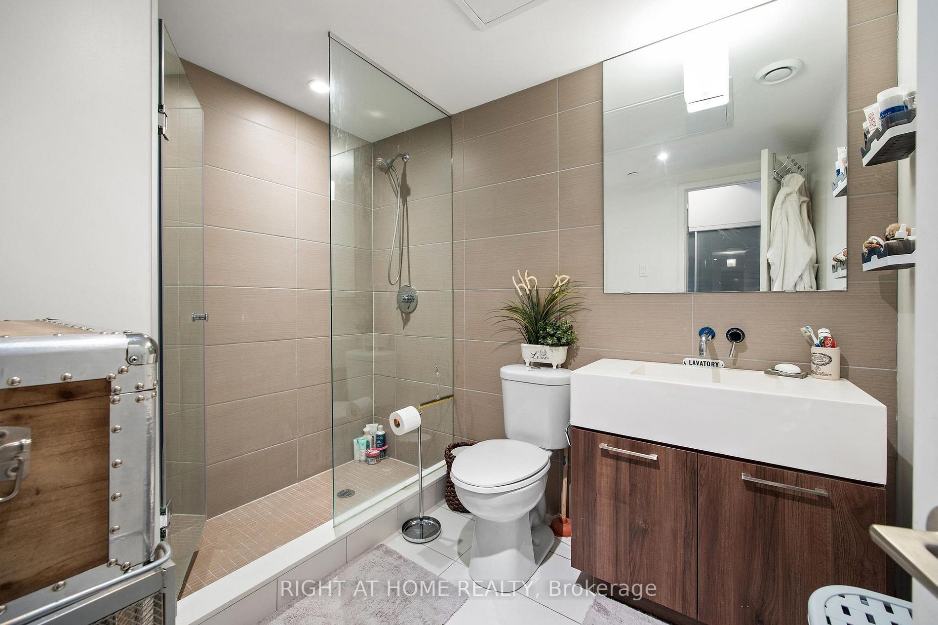560 W King St 1004