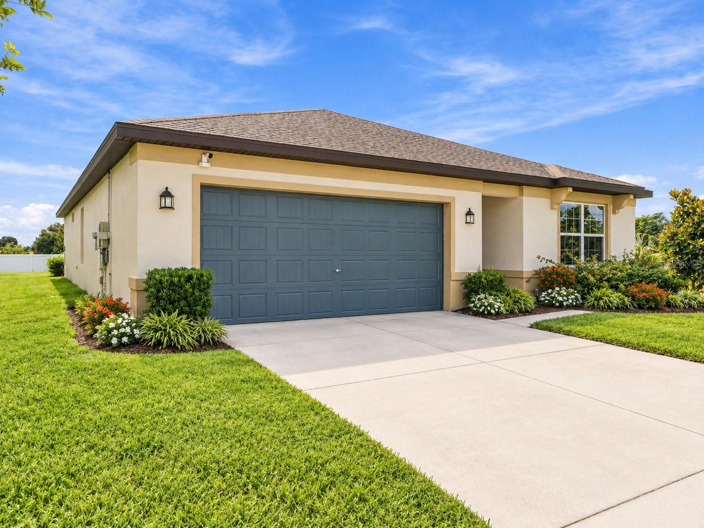 Exterior photo: Solar-equipped home on a corner lot in Ruskin