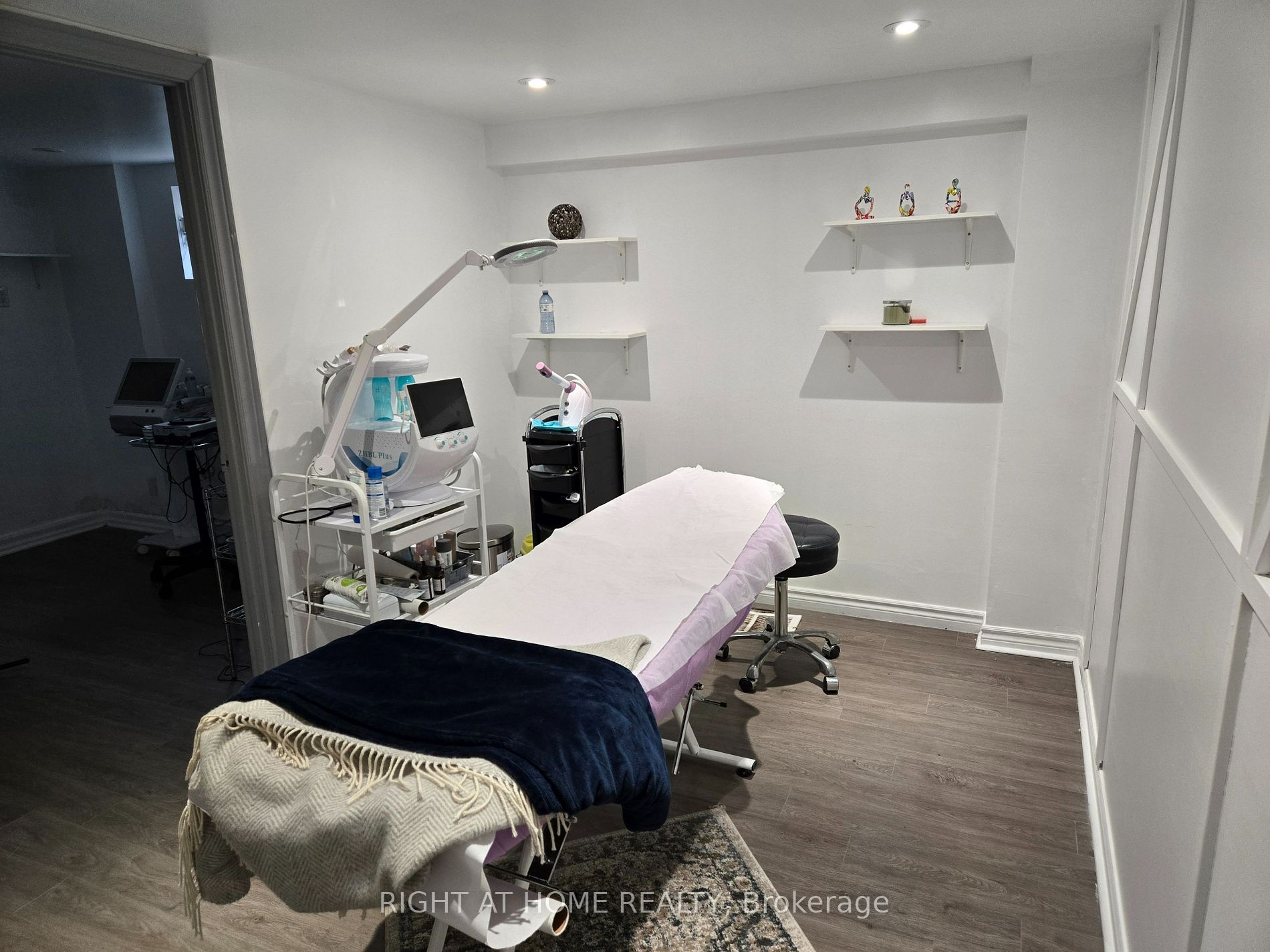 10014 N Yonge St Basment